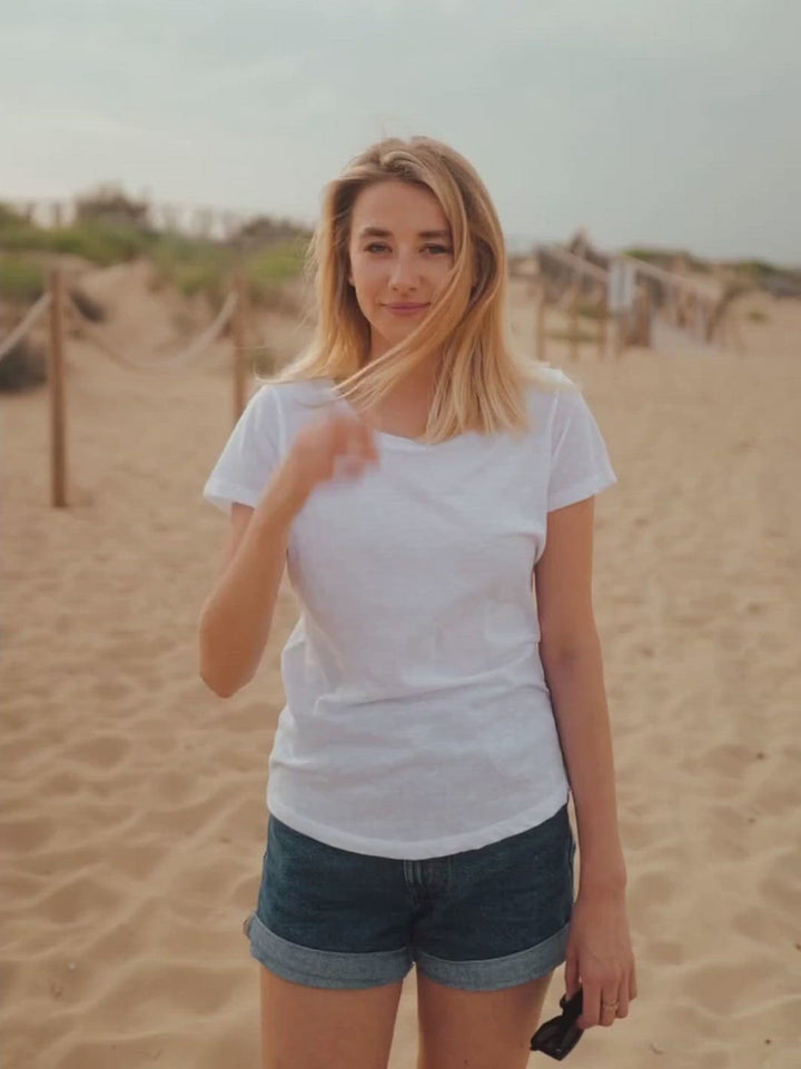 Mia dámské s-lub tričko z biobavlny s kulatým výstřihem bílé žena pózuje na pláži