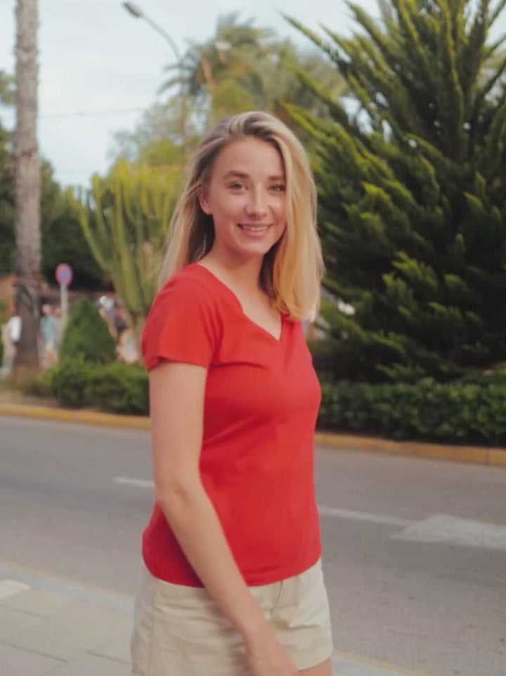 Nice dámské tričko z biobavlny s výstřihem do V červené blonďatá holka se otočí na silnici
