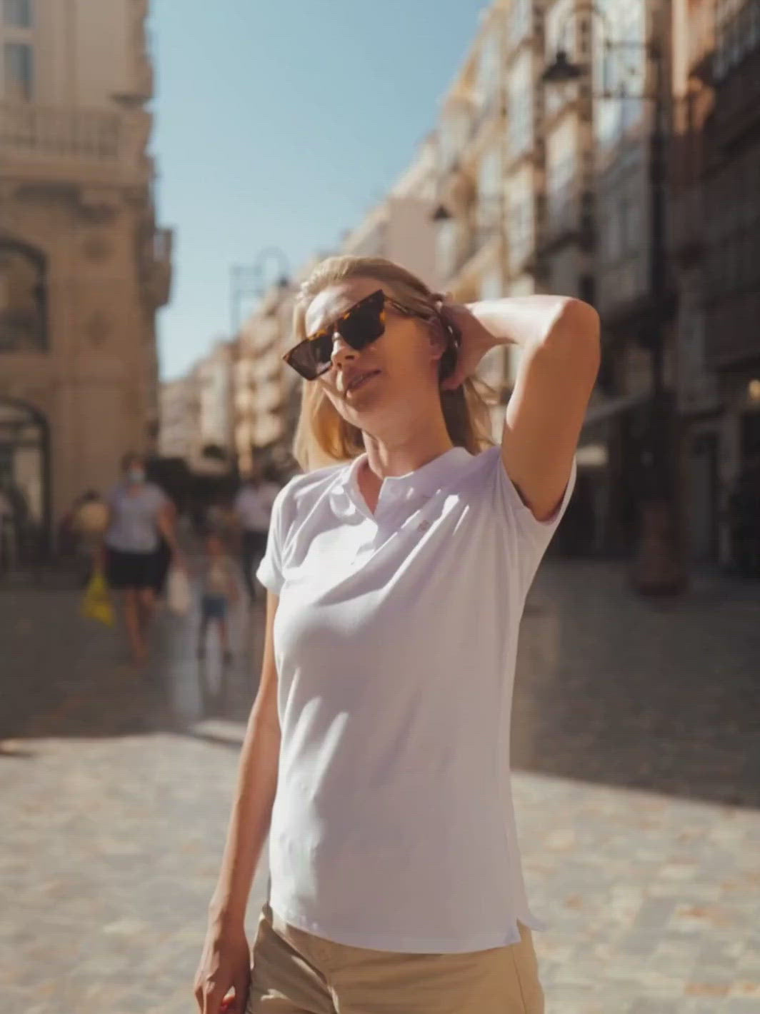 Milano dámské polo tričko z biobavlny bílé žena stojí na chodníku ve městě