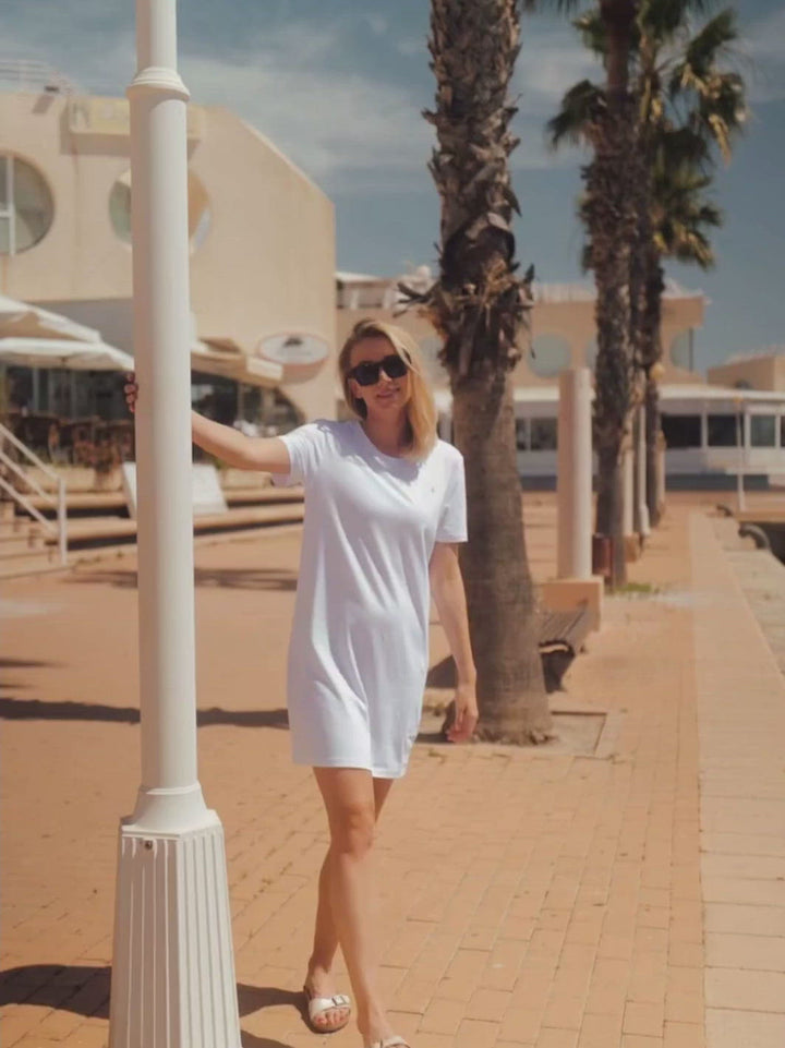 Marbella dámské letní šaty z biobavlny bílé kulatý výstřih s rukávy žena v přístavu se točí kolem lampy