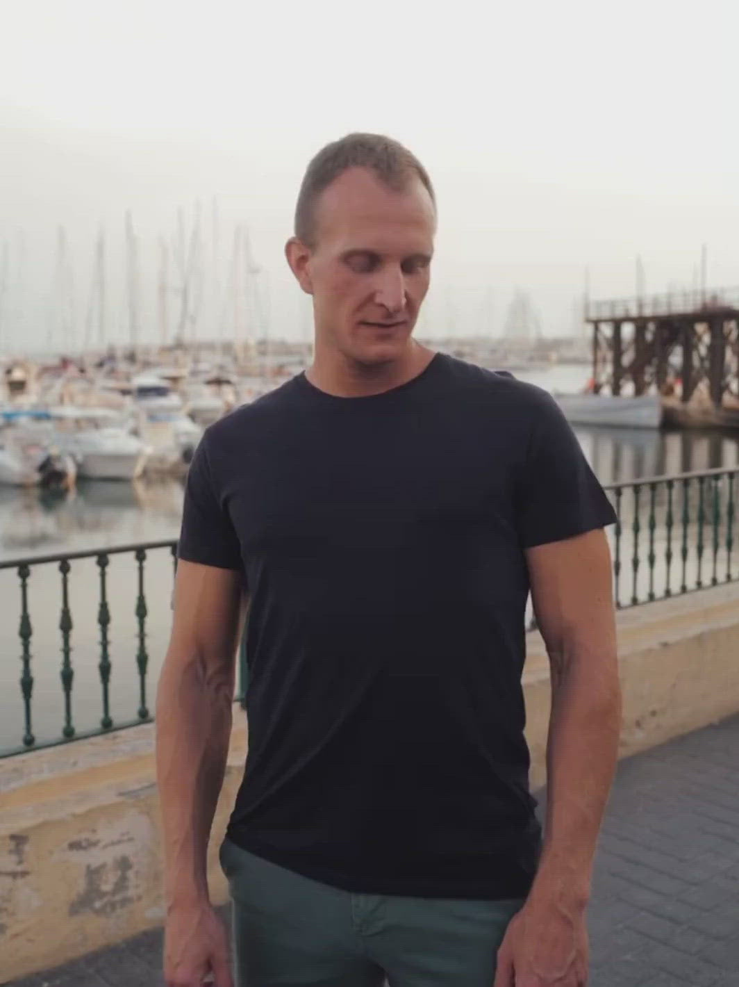 Touch pánské s-lub tričko z biobavlny s kulatým výstřihem námořní modré muž pózuje v přístavu u moře
