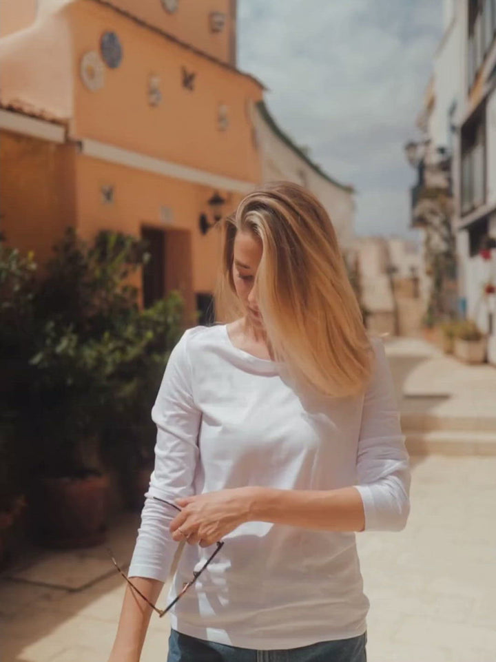 Harmony dámské tričko s dlouhým rukávem z biobavlny s kulatým výstřihem bílé holka si upravuje na ulici vlasy