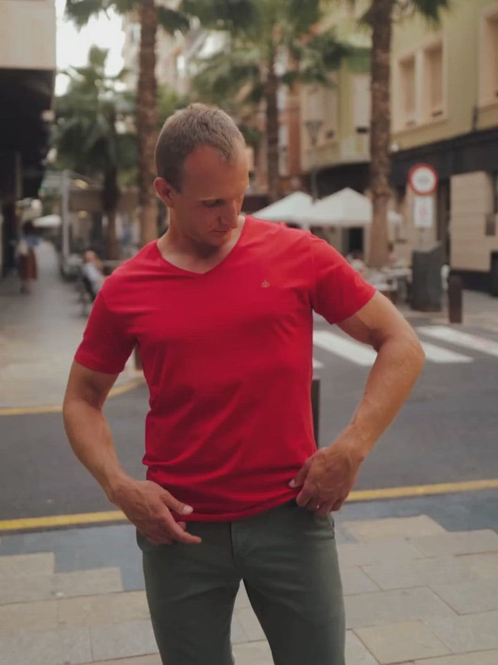 Sanremo pánské tričko s výstřihem do V z biobavlny červené muž se upravuje na ulici 