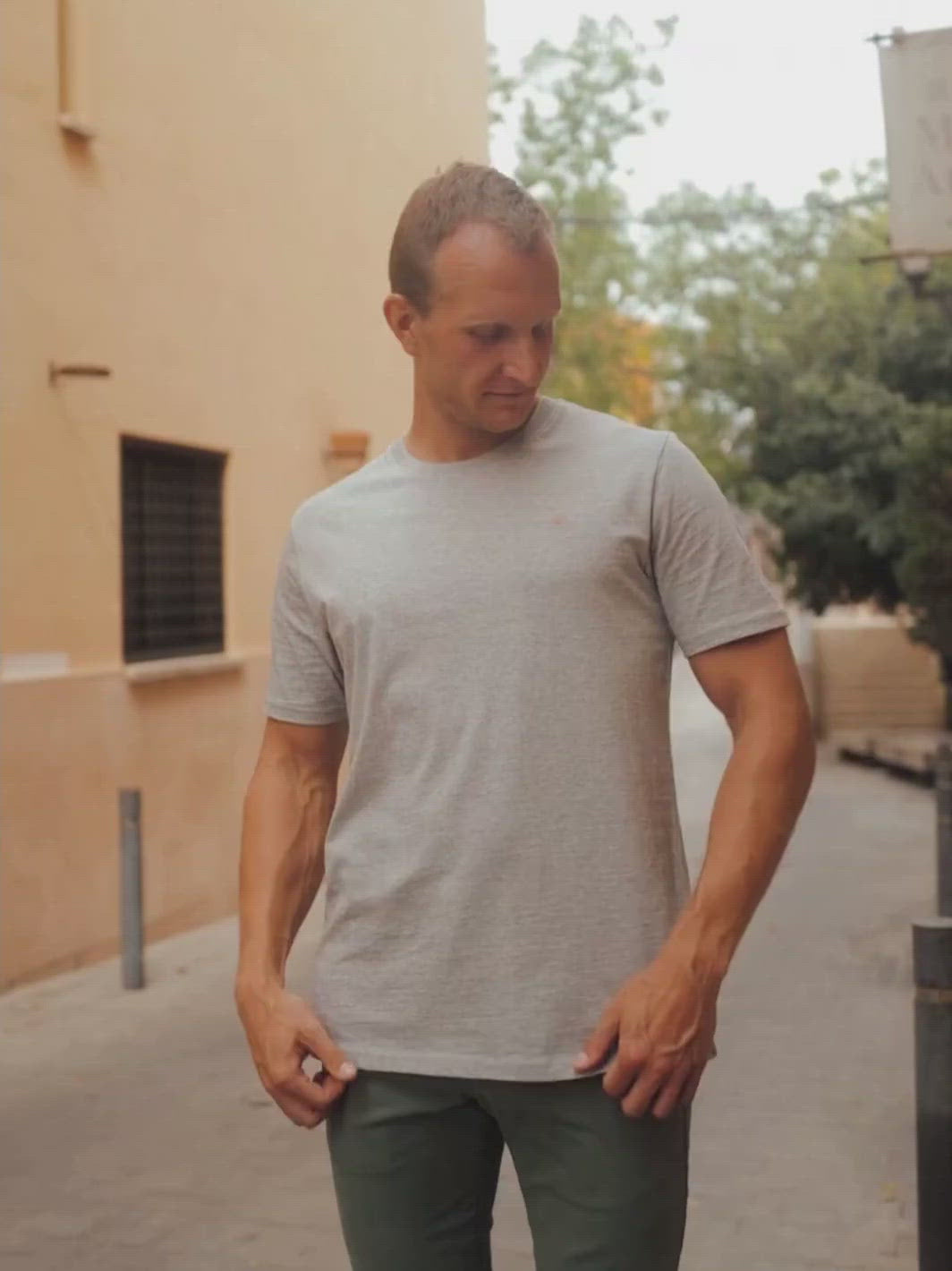 Royal pánské tričko z biobavlny vysoká gramáž šedé muž se upravuje u domu
