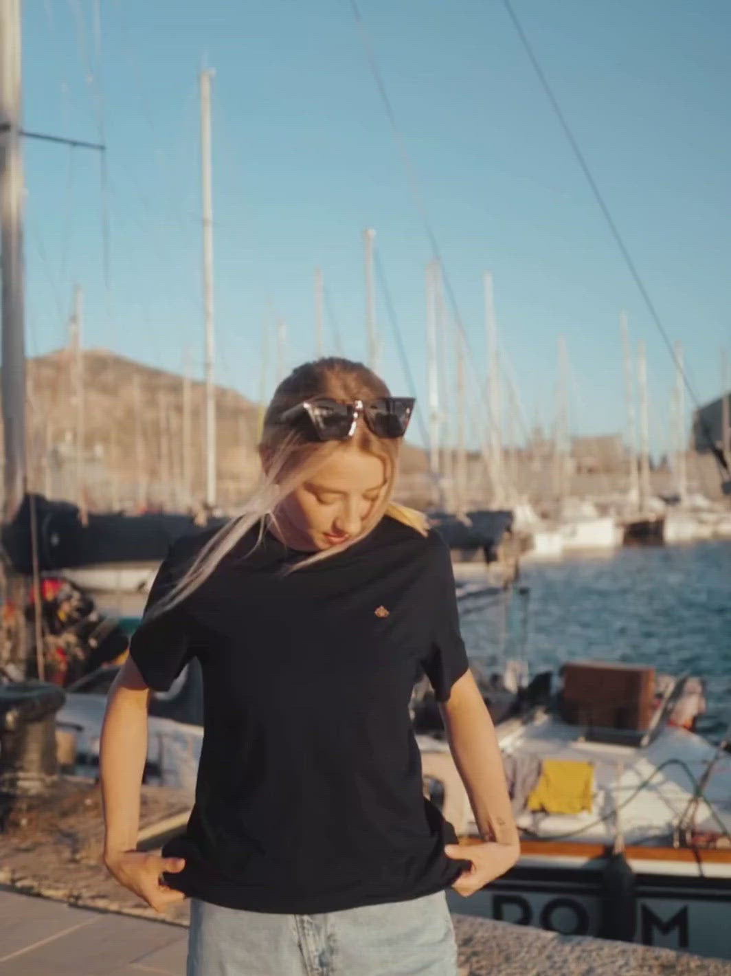 Cape dámské tričko z biobavlny s kulatým výstřihem námořní modré žena u lodi s modrým nebem při západu slunce