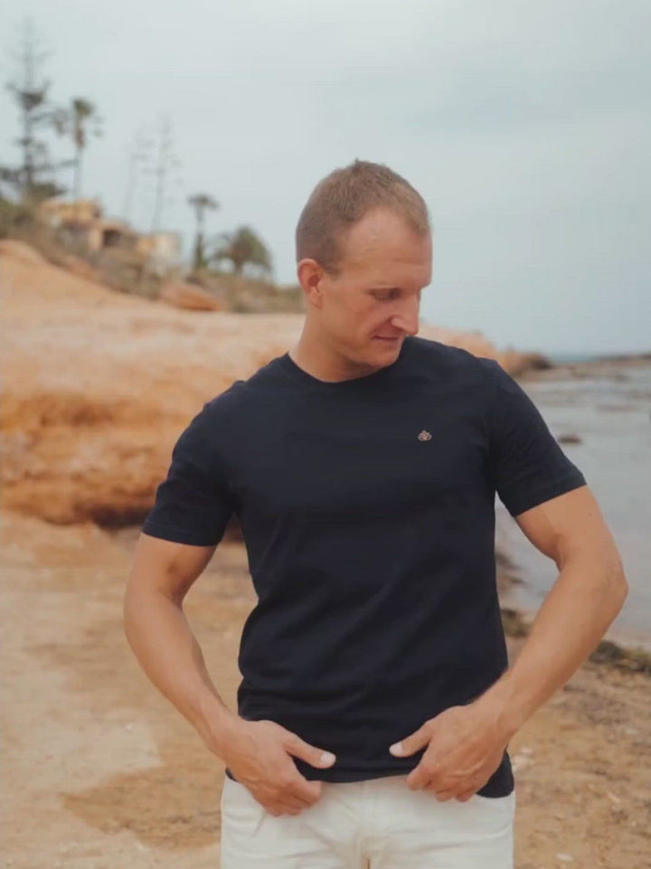 Feel pánské tričko z biobavlny s kulatým výstřihem námořní modré muž se upravuje na pláži u moře