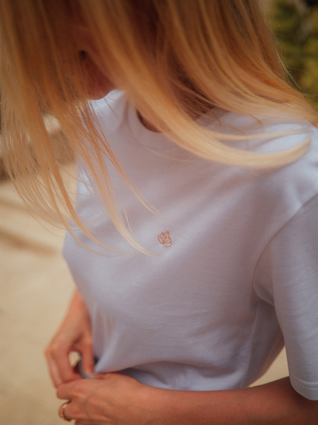 Cape dámské tričko z biobavlny s kulatým výstřihem bílé detail ženy s blonďatými vlasy