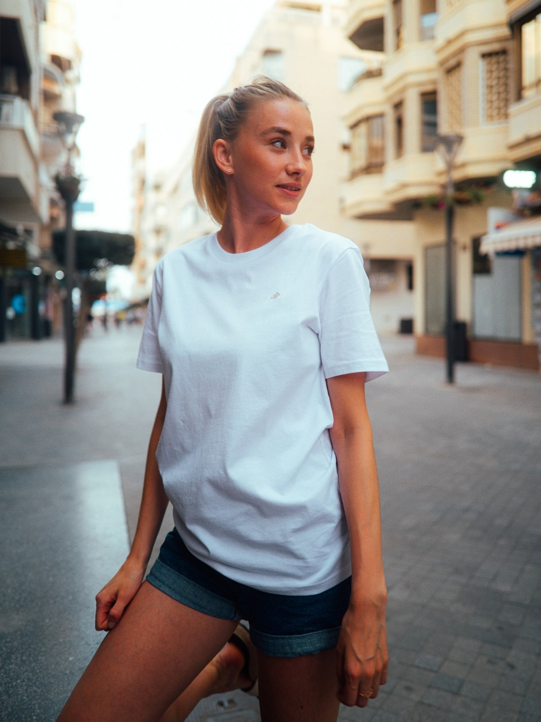 Cape dámské tričko z biobavlny s kulatým výstřihem bílé žena pózuje ve městě