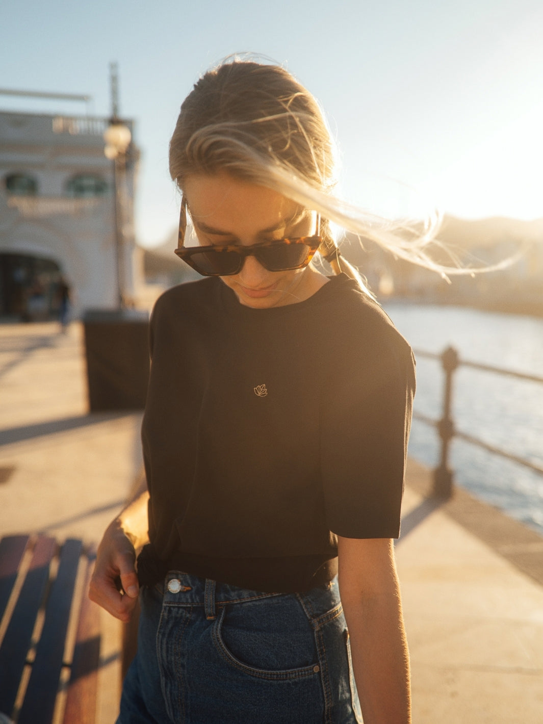 Cape dámské tričko z biobavlny s kulatým výstřihem černé holka při západu slunce
