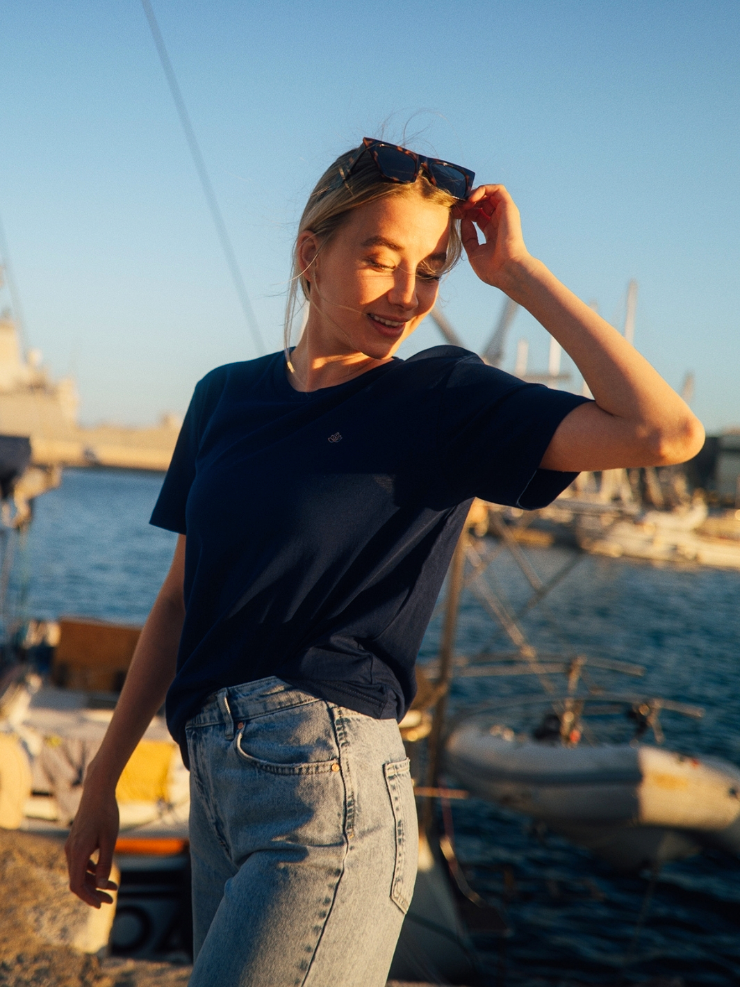 Cape dámské tričko z bio bavlny s kulatým výstřihem námořní modré žena pózuje v přístavu