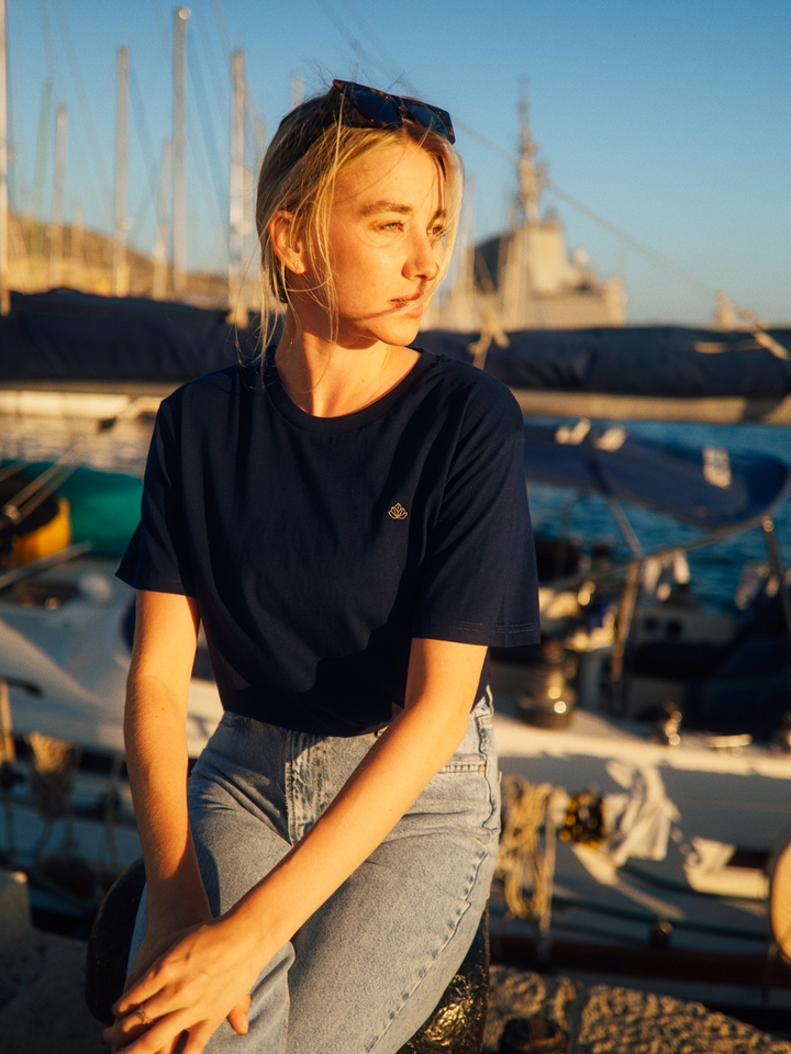 Cape dámské tričko z bio bavlny s kulatým výstřihem námořní modré žena v přístavu