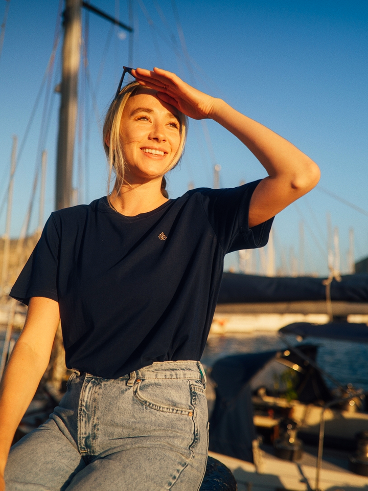 Cape dámské tričko z bio bavlny s kulatým výstřihem námořní modré žena kouká do dálky