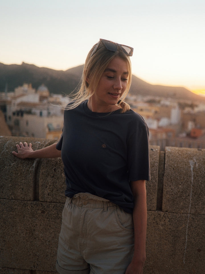 Cape dámské tričko z biobavlny s kulatým výstřihem antracitové holka při západu slunce