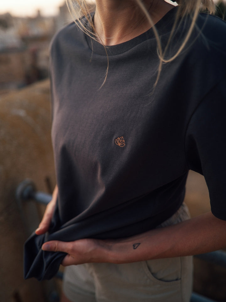Cape dámské tričko z biobavlny s kulatým výstřihem antracitové holka drží triko