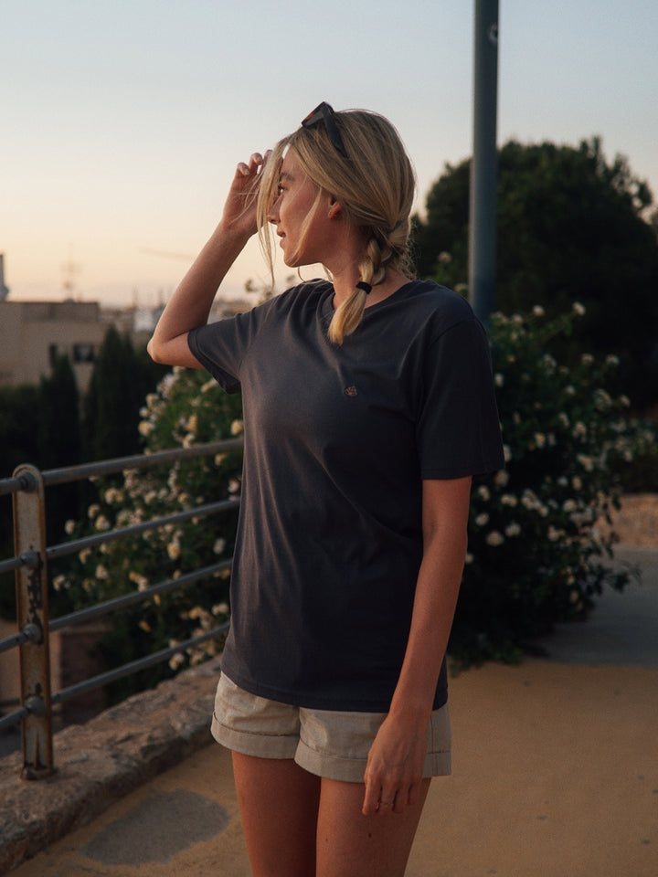 Cape dámské tričko z biobavlny s kulatým výstřihem antracitové holka kouká do dálky při západu slunce
