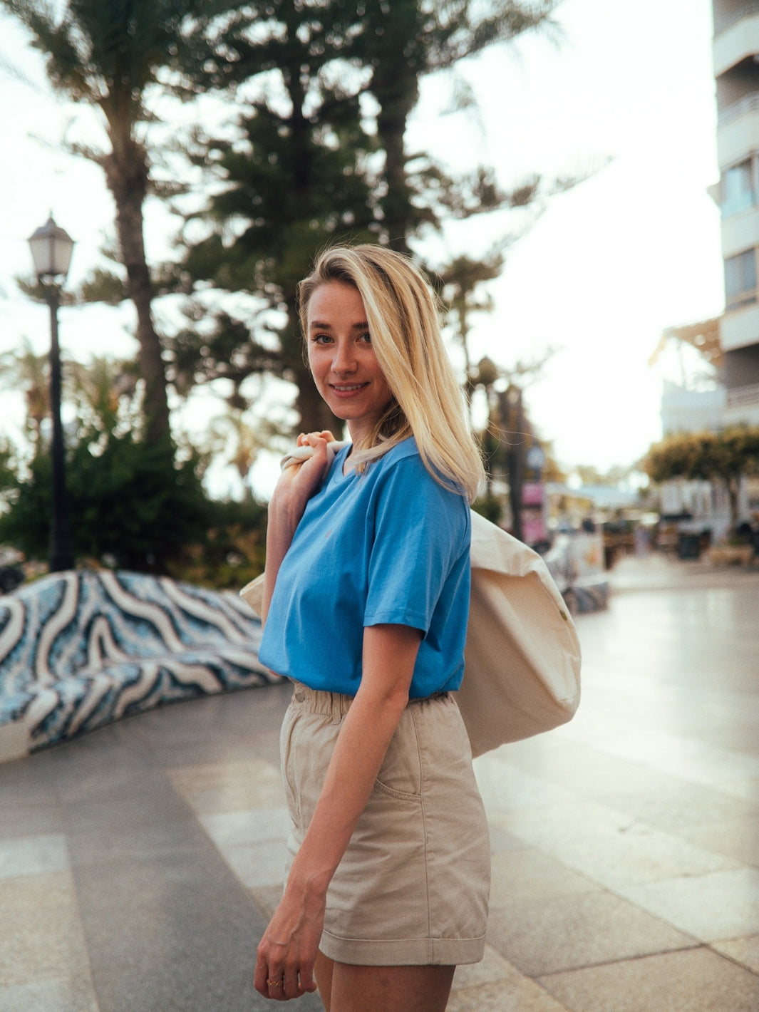 Cape dámské tričko z biobavlny s kulatým výstřihem modré žena pózuje s taškou