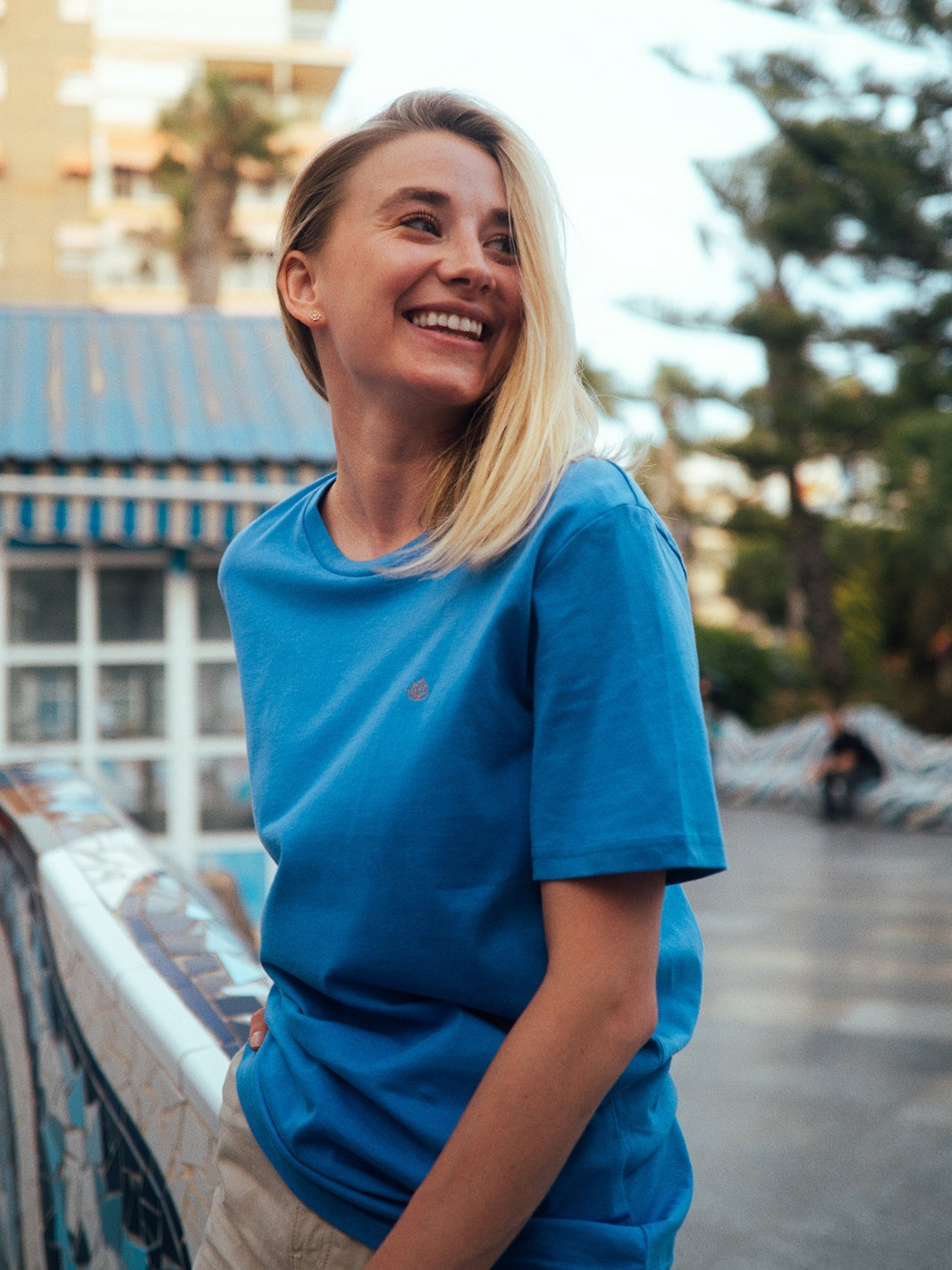 Cape dámské tričko z biobavlny s kulatým výstřihem modré blonďatá žena s úsměvem