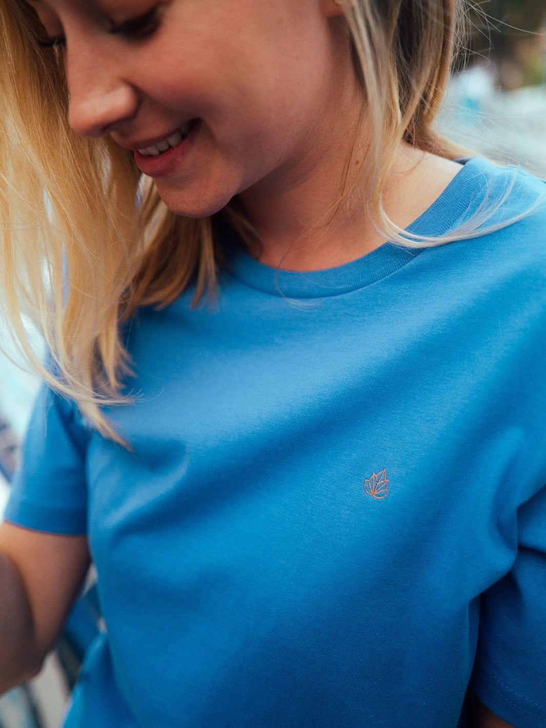 Cape dámské tričko z biobavlny s kulatým výstřihem modré detailní fotografie