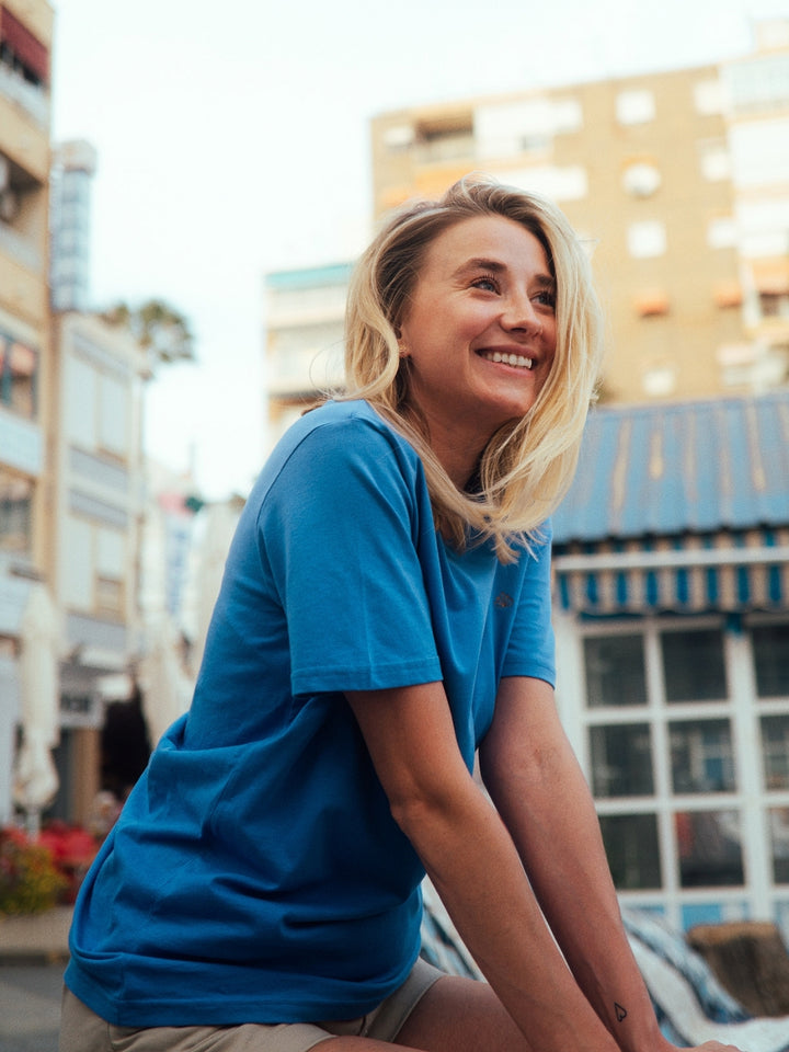 Cape dámské tričko z biobavlny s kulatým výstřihem modré holka se opírá o kolena