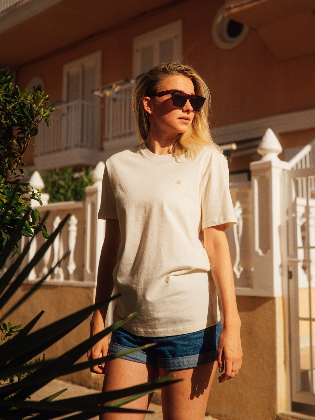 Cape dámské tričko z biobavlny s kulatým výstřihem přírodní nebělené blondýna s brýlemi
