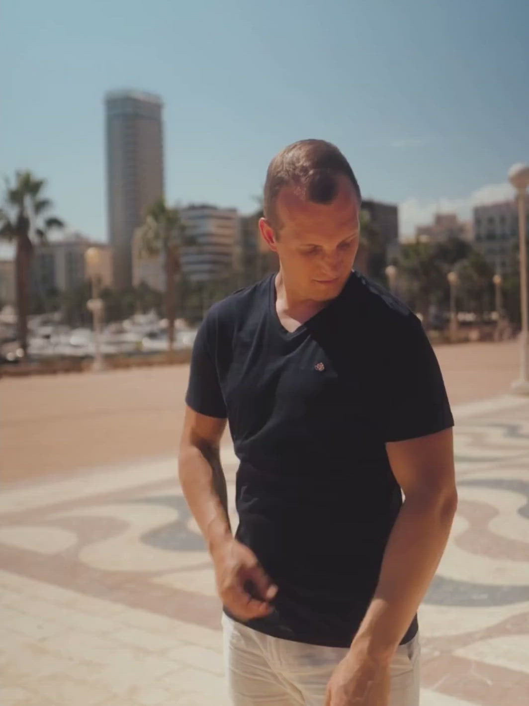 Sanremo pánské tričko s výstřihem do V z biobavlny námořní modré muž na náměstí si upravuje tričko