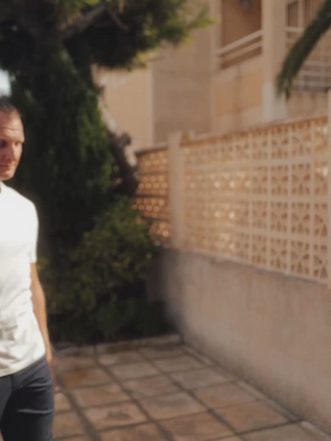 Feel pánské tričko z biobavlny s kulatým výstřihem přírodní nebarvené muž si upraví triko na chodníku