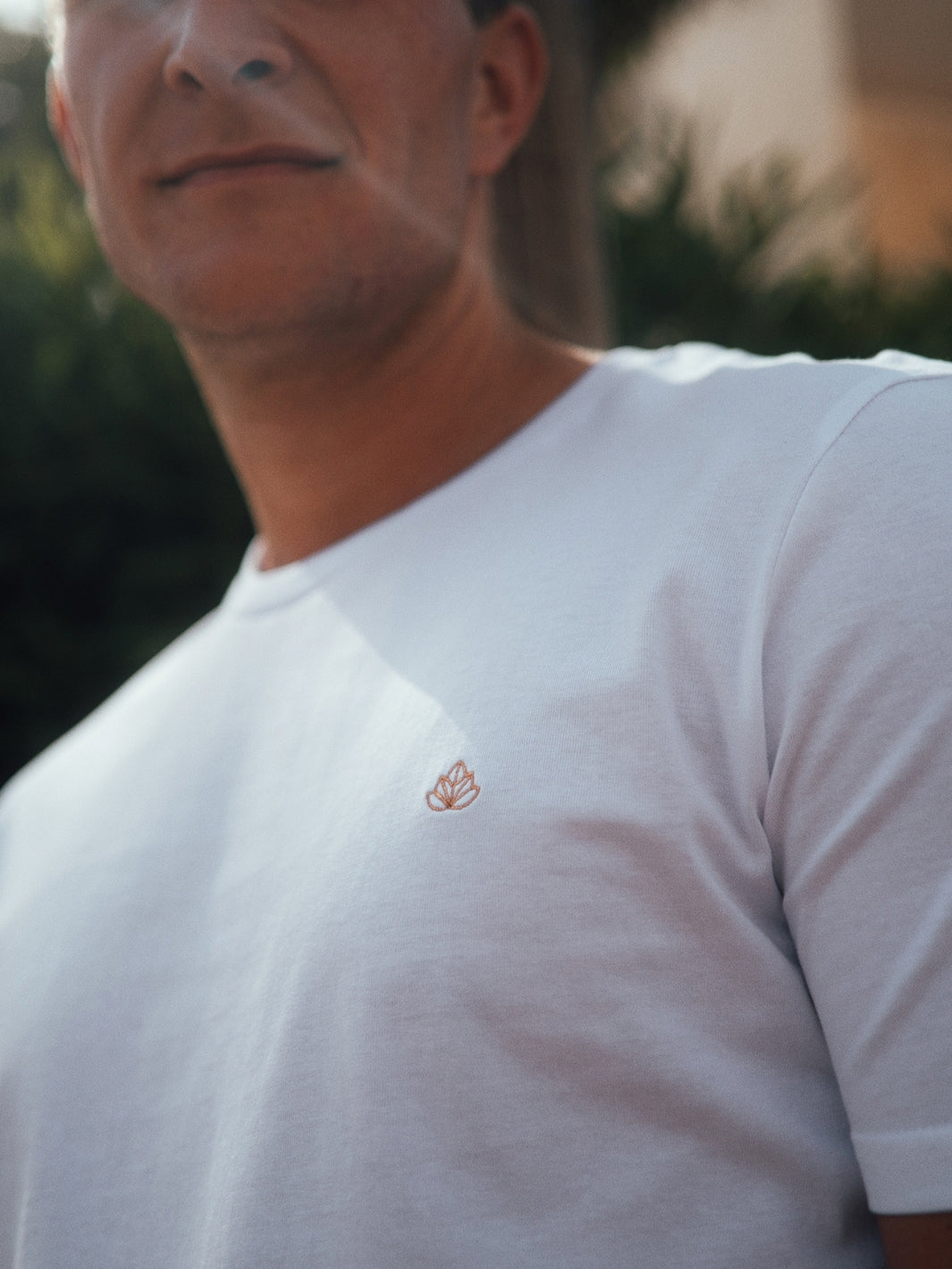 Feel pánské tričko z biobavlny s kulatým výstřihem bílé detailní fotografie trička s vyšívaným logem