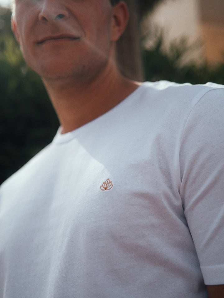 Feel pánské tričko z biobavlny s kulatým výstřihem bílé detailní fotografie trička s vyšívaným logem