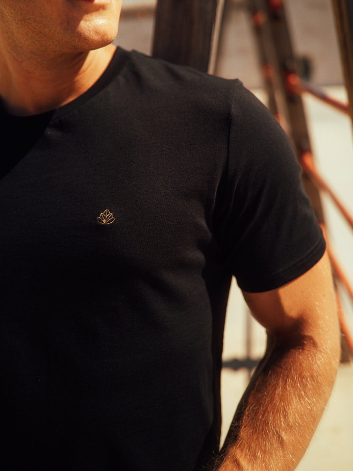 Feel pánské tričko z biobavlny s kulatým výstřihem černé detailní fotografie trička s vyšívaným logem
