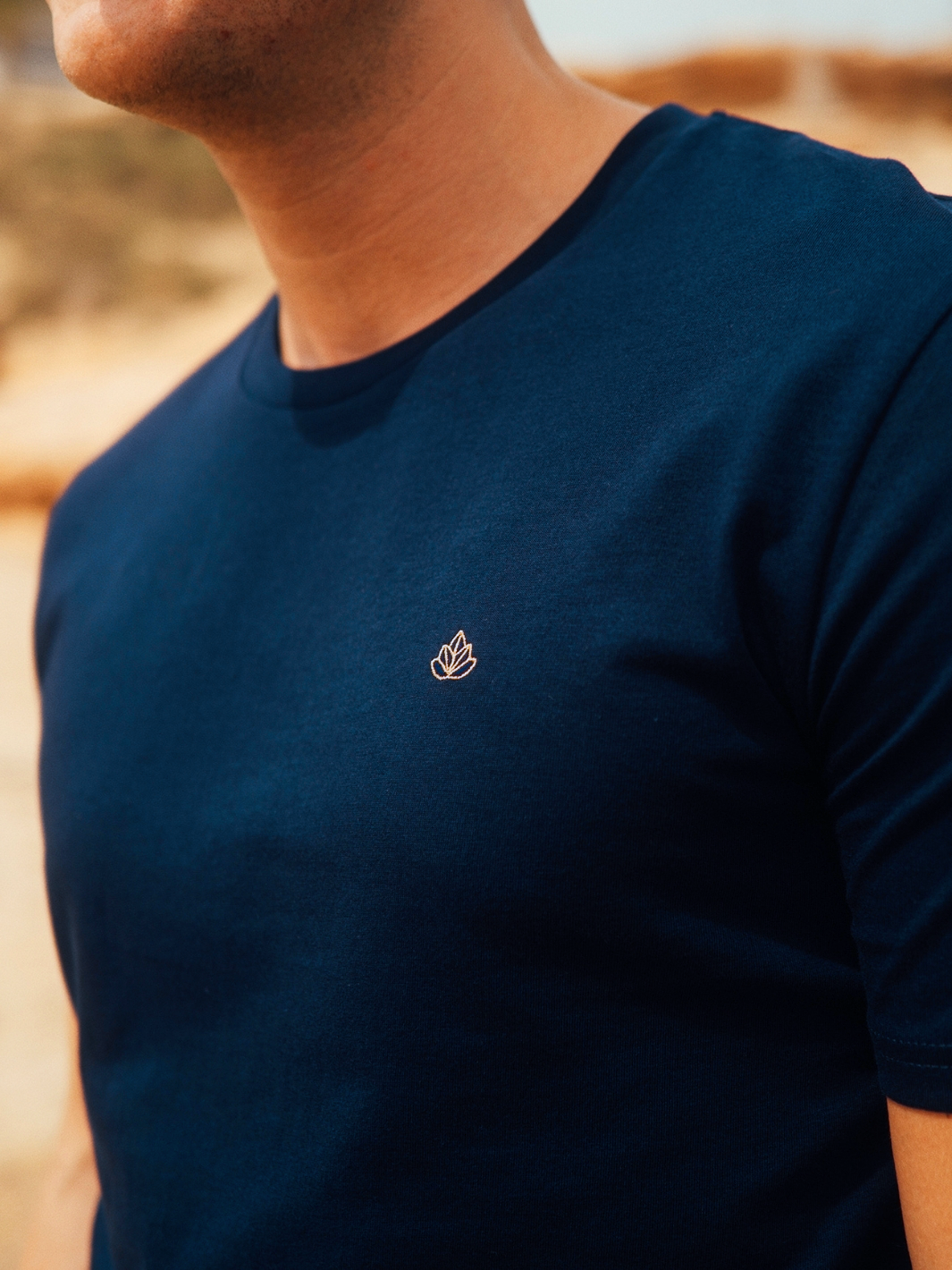 Feel pánské tričko z bio bavlny s kulatým výstřihem námořní modré detailní fotografie trička s vyšívaným logem