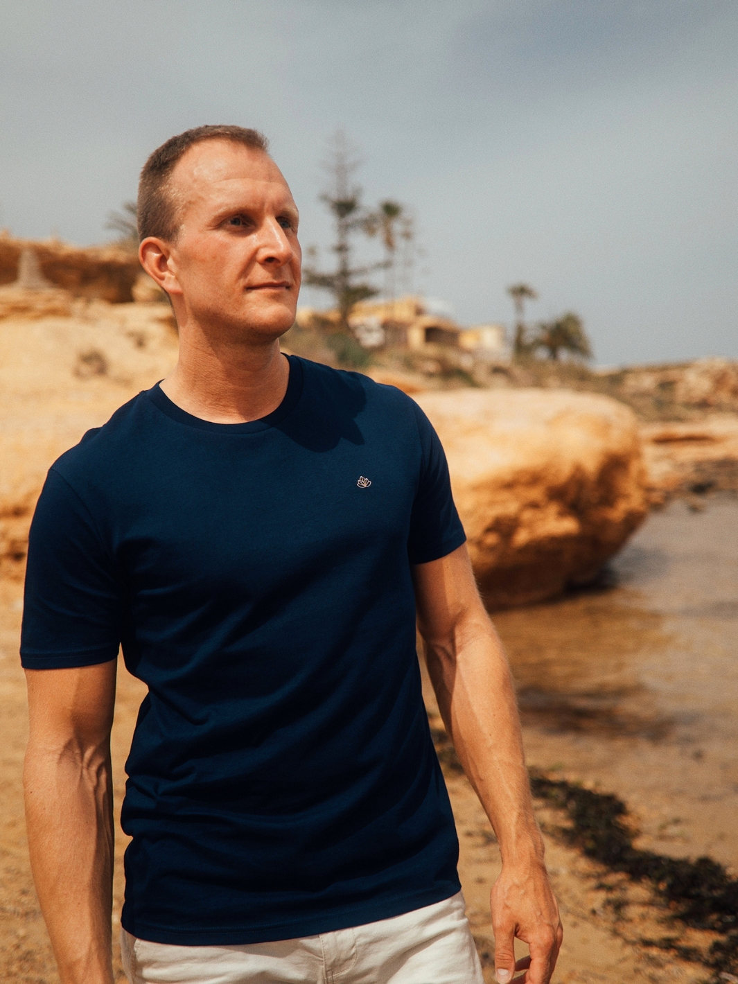 Feel pánské tričko z bio bavlny s kulatým výstřihem námořní modré kluk jde na pláži