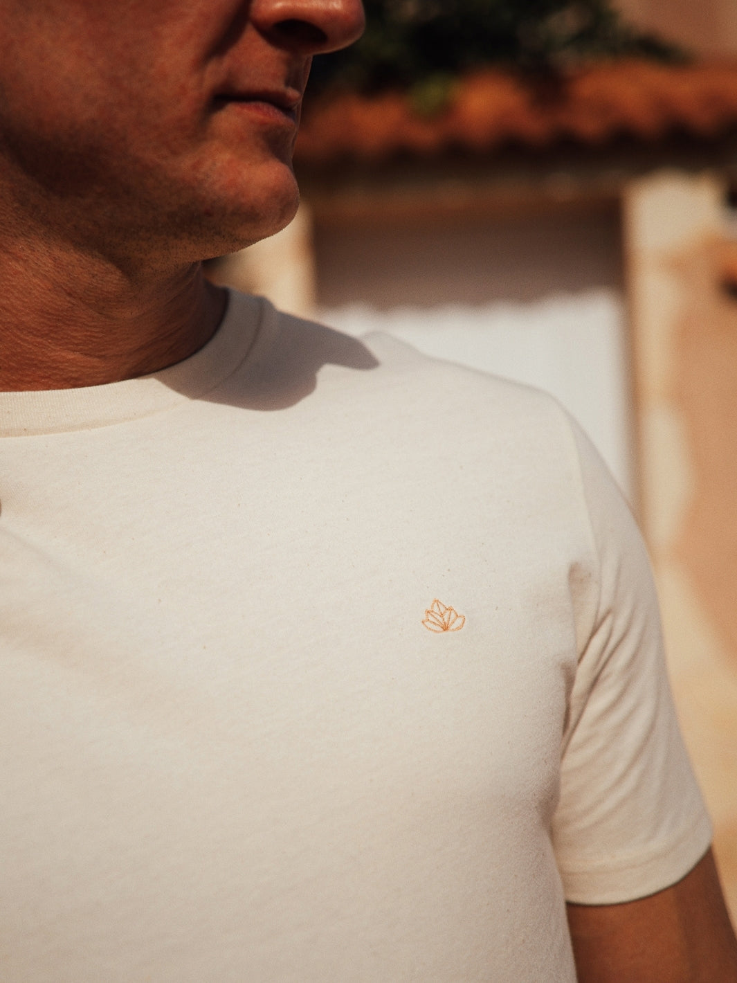 Feel pánské tričko z biobavlny s kulatým výstřihem přírodní nebarvené detailní fotografie trička s vyšívaným logem