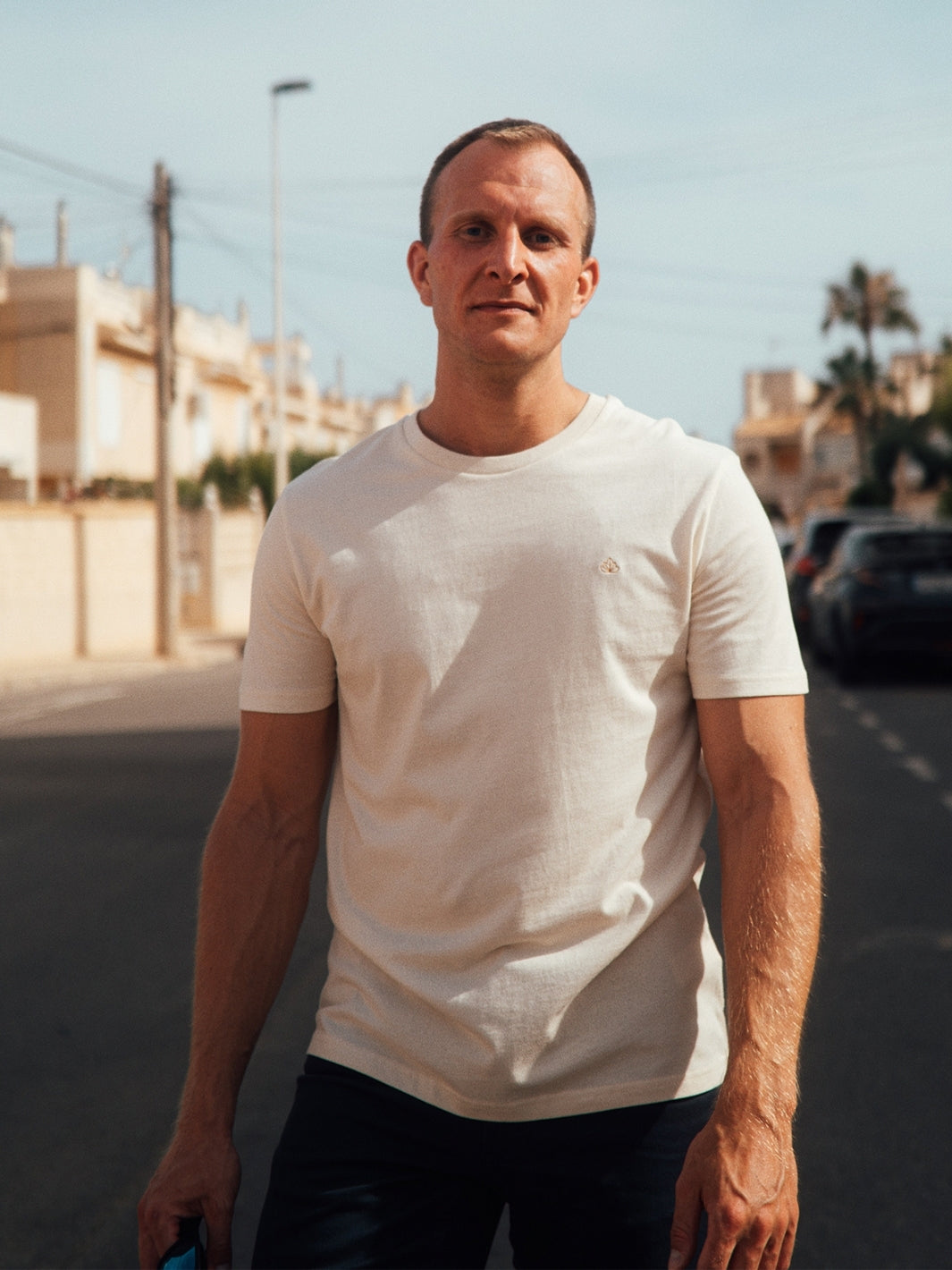 Feel pánské tričko z biobavlny s kulatým výstřihem přírodní nebarvené muž jde po ulici