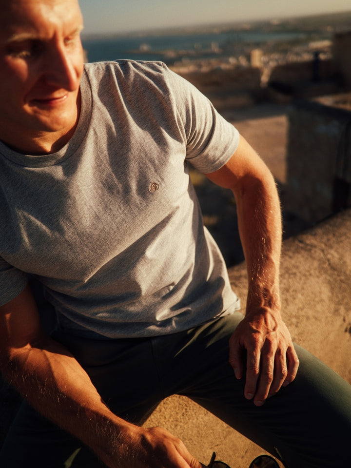 Feel pánské tričko z biobavlny s kulatým výstřihem šedé žíhané kluk sedí na římse