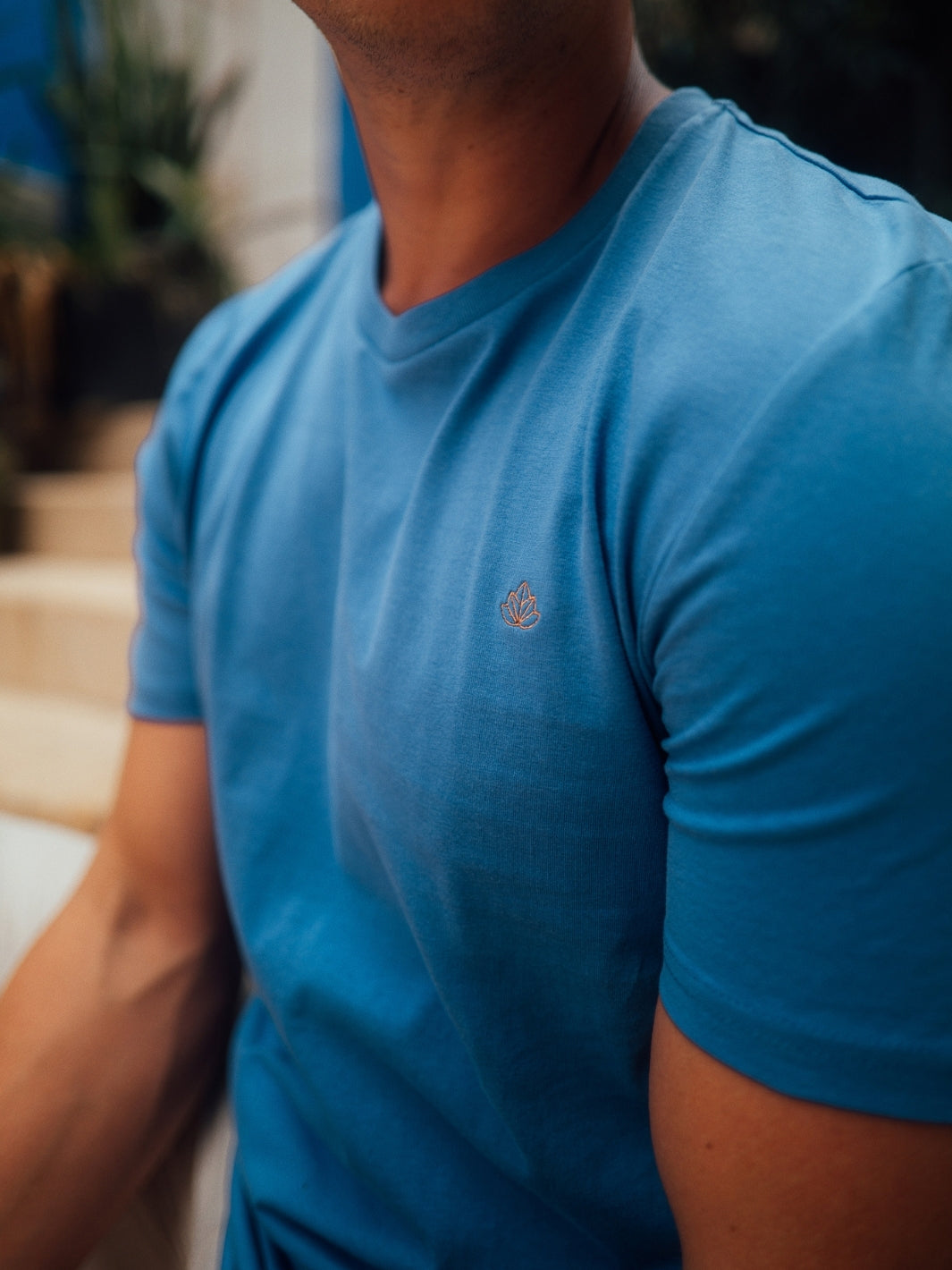 Feel pánské tričko z biobavlny s kulatým výstřihem modré detailní fotografie trička s vyšívaným logem