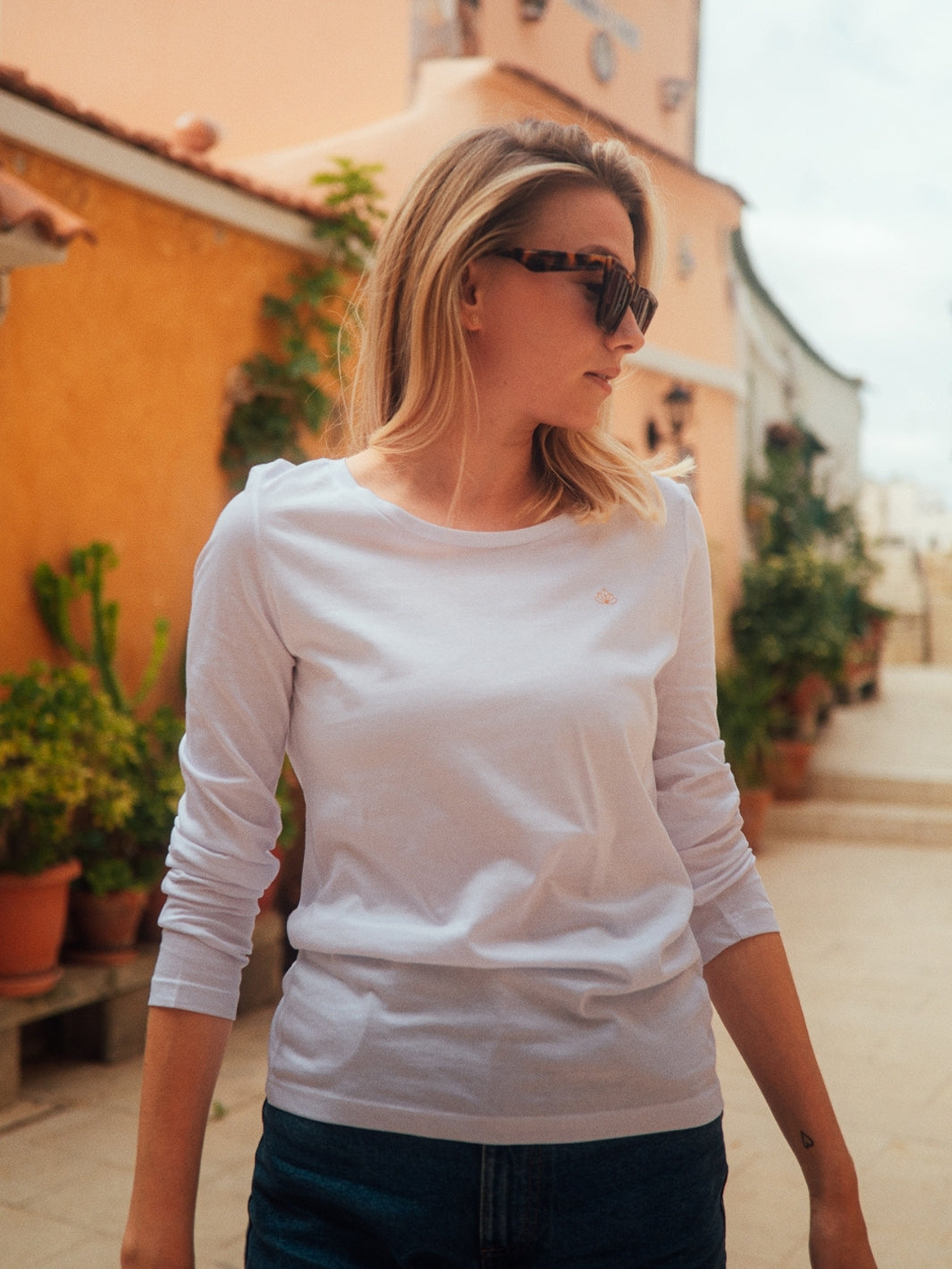 Harmony dámské tričko s dlouhým rukávem z biobavlny s kulatým výstřihem bílé žena s brýlemi