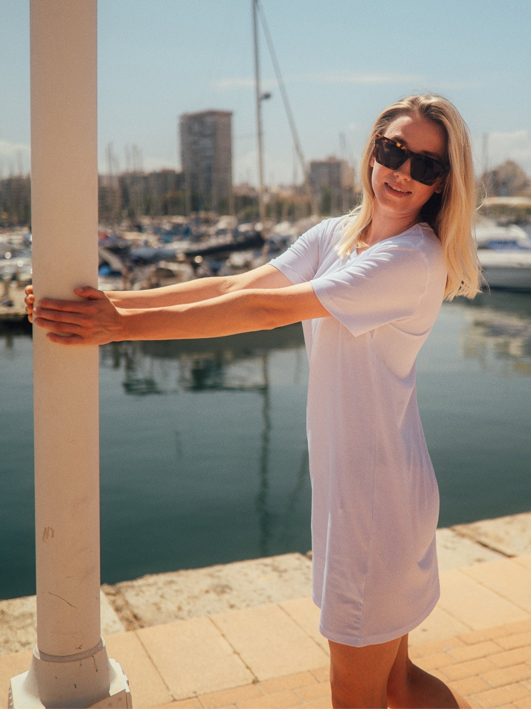 Marbella dámské letní šaty z biobavlny bílé kulatý výstřih s rukávy holka drží sloup v loděnici