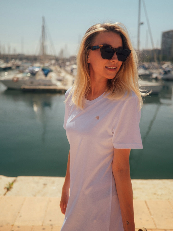 Marbella dámské letní šaty z biobavlny bílé kulatý výstřih s rukávy žena v loděnici
