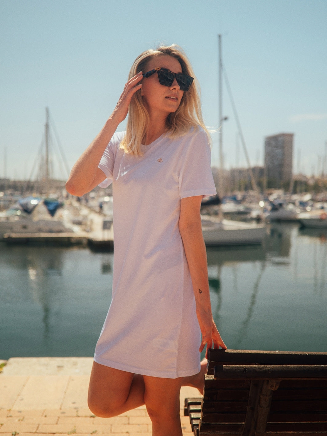 Marbella dámské letní šaty z biobavlny bílé kulatý výstřih s rukávy žena v přístavu