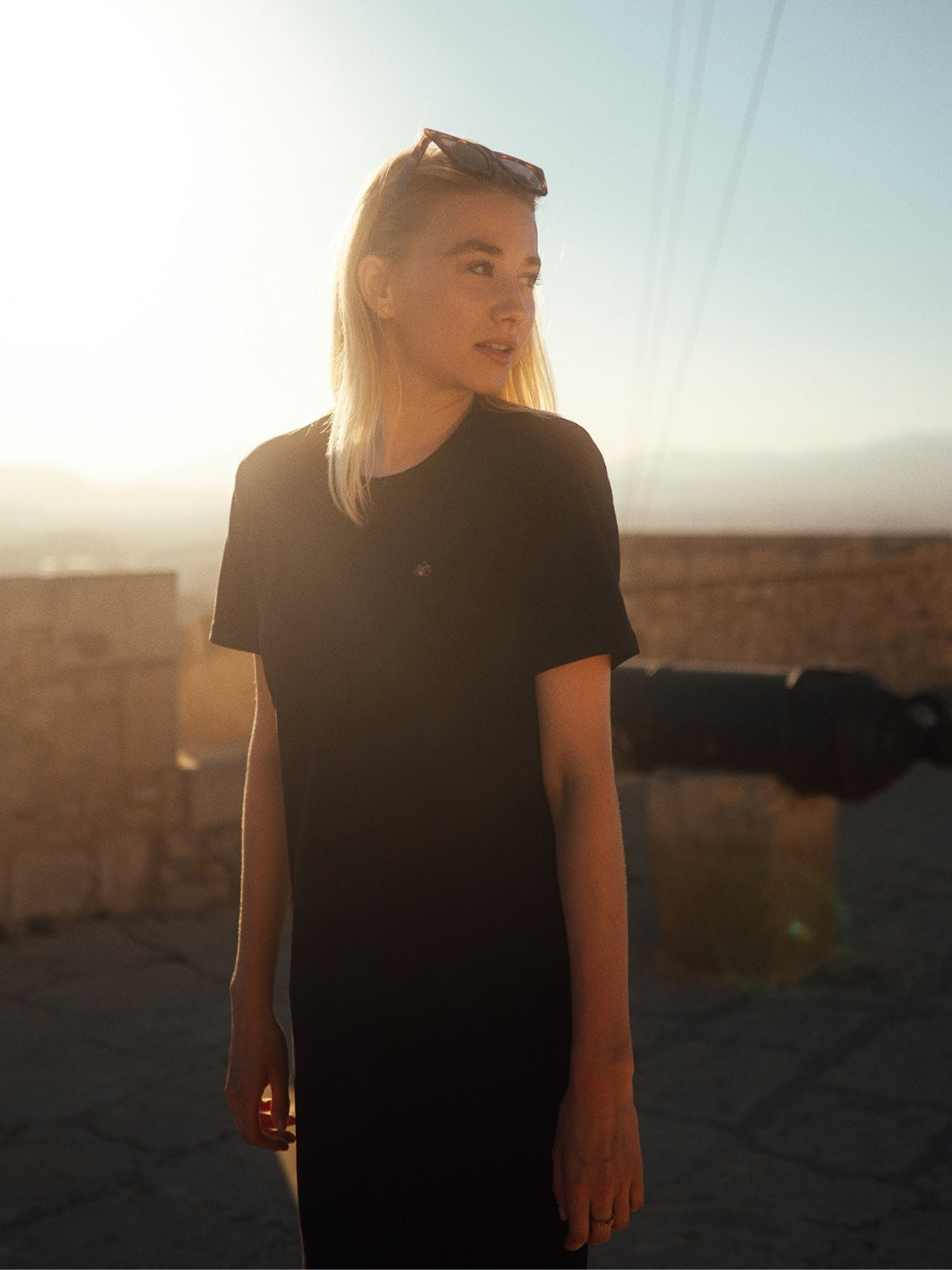 Marbella dámské letní šaty z biobavlny černé kulatý výstřih s rukávy holka při západu slunce