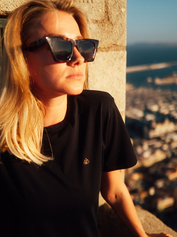 Marbella dámské letní šaty z biobavlny černé kulatý výstřih s rukávy blondýna s brýlemi