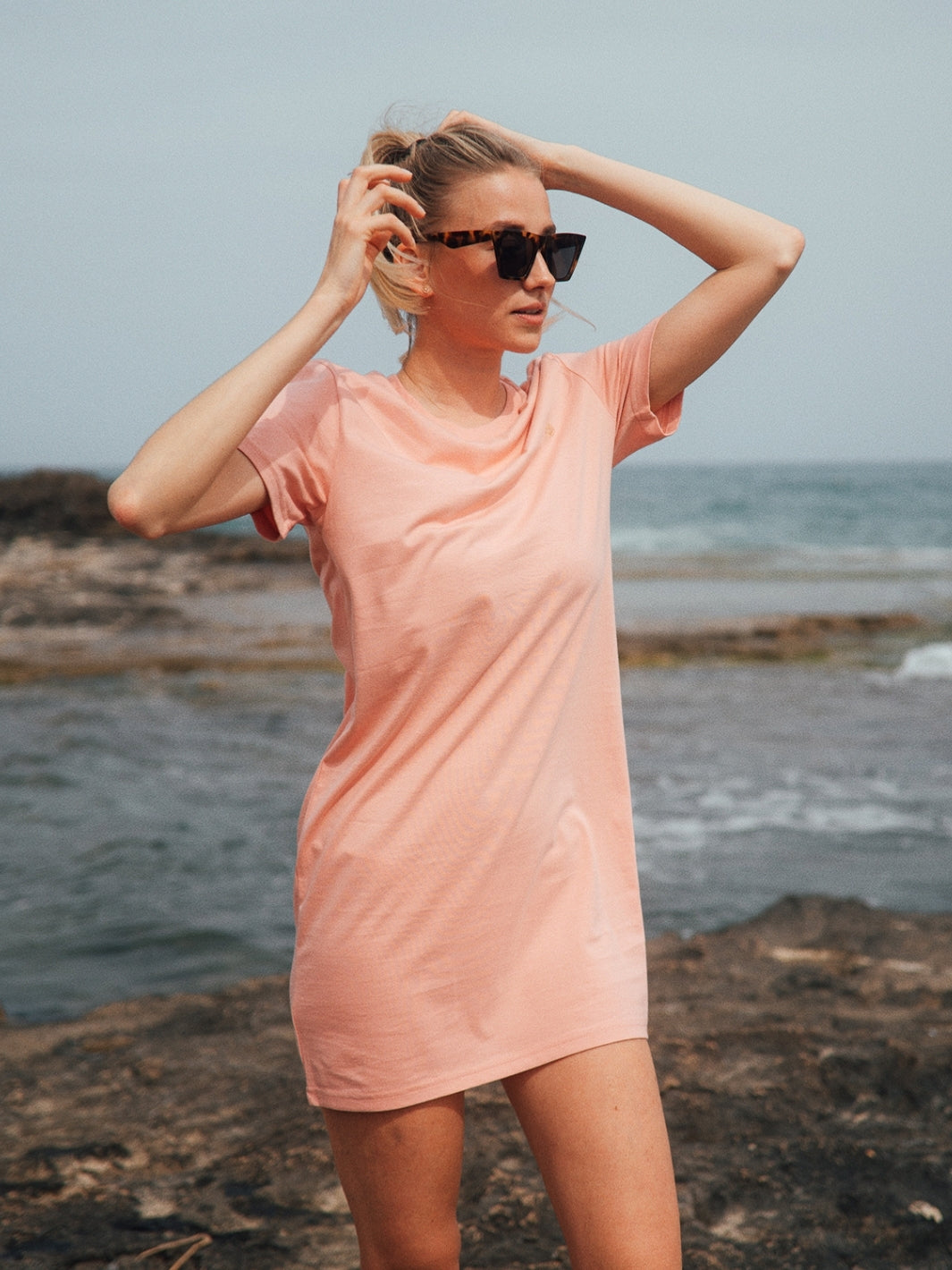 Marbella dámské letní šaty z biobavlny růžové kulatý výstřih s rukávy holka na útesech u moře