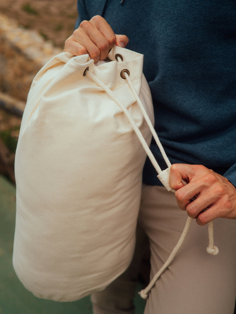 Marine plátěná taška z biobavlny přírodní nebarvená ruce utahují šňůrky na tašce