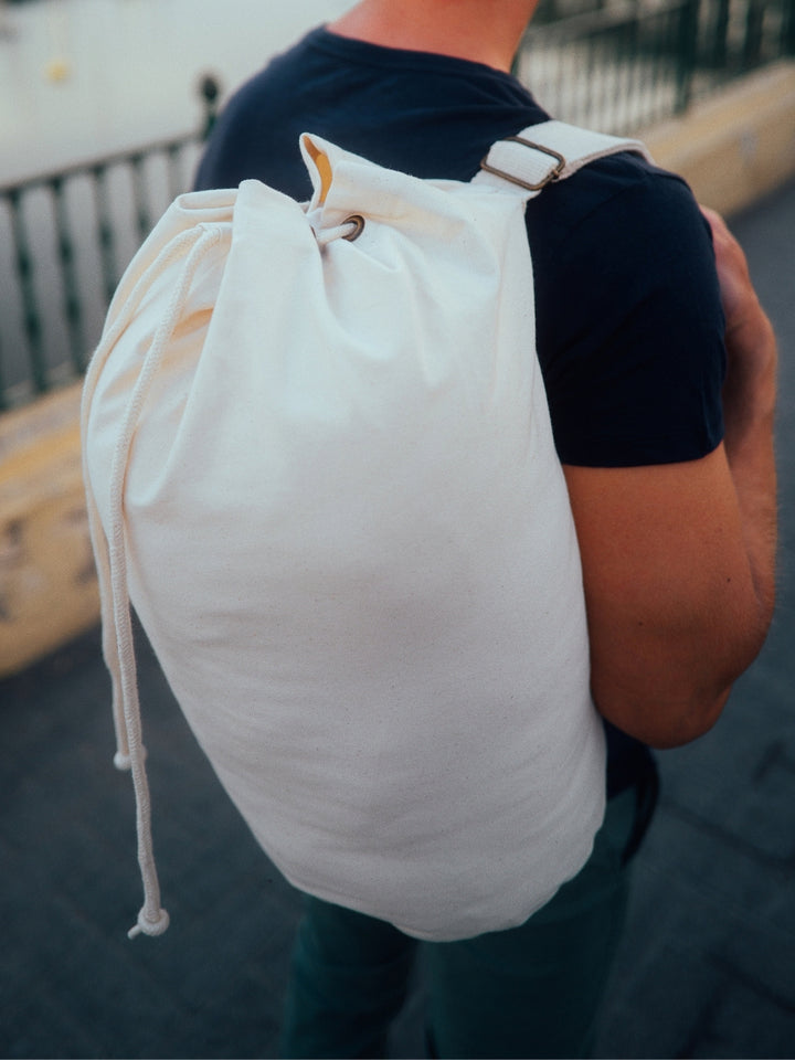 Marine plátěná taška z biobavlny přírodní nebarvená muž s taškou přes rameno