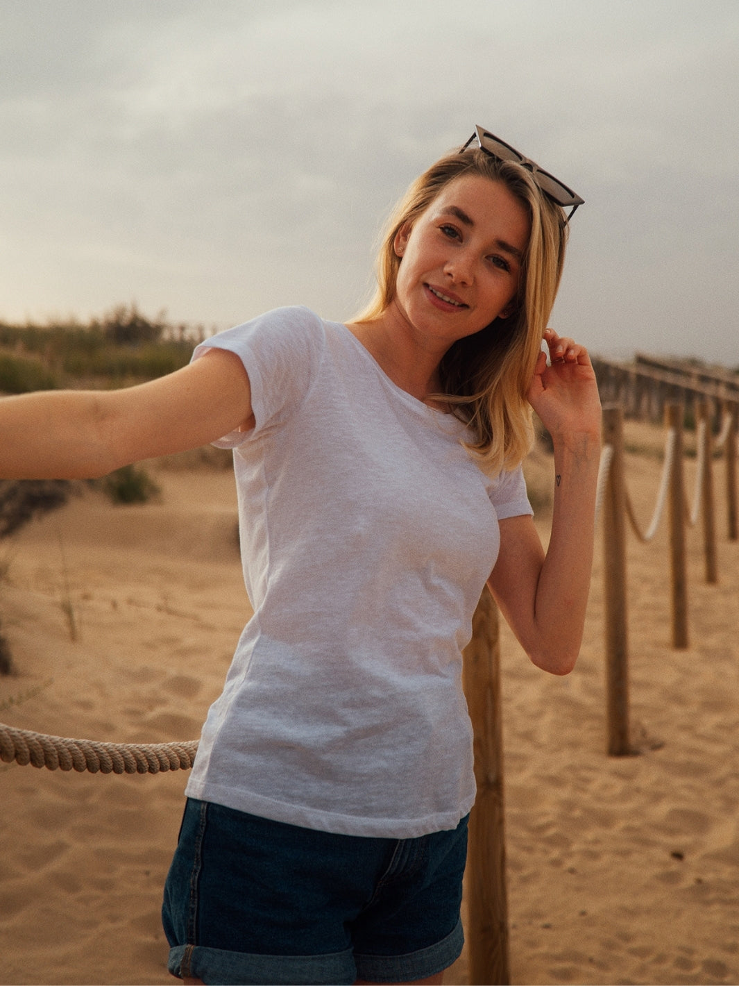 Mia dámské s-lub tričko z biobavlny s kulatým výstřihem bílé holka s úsměvem na pláži