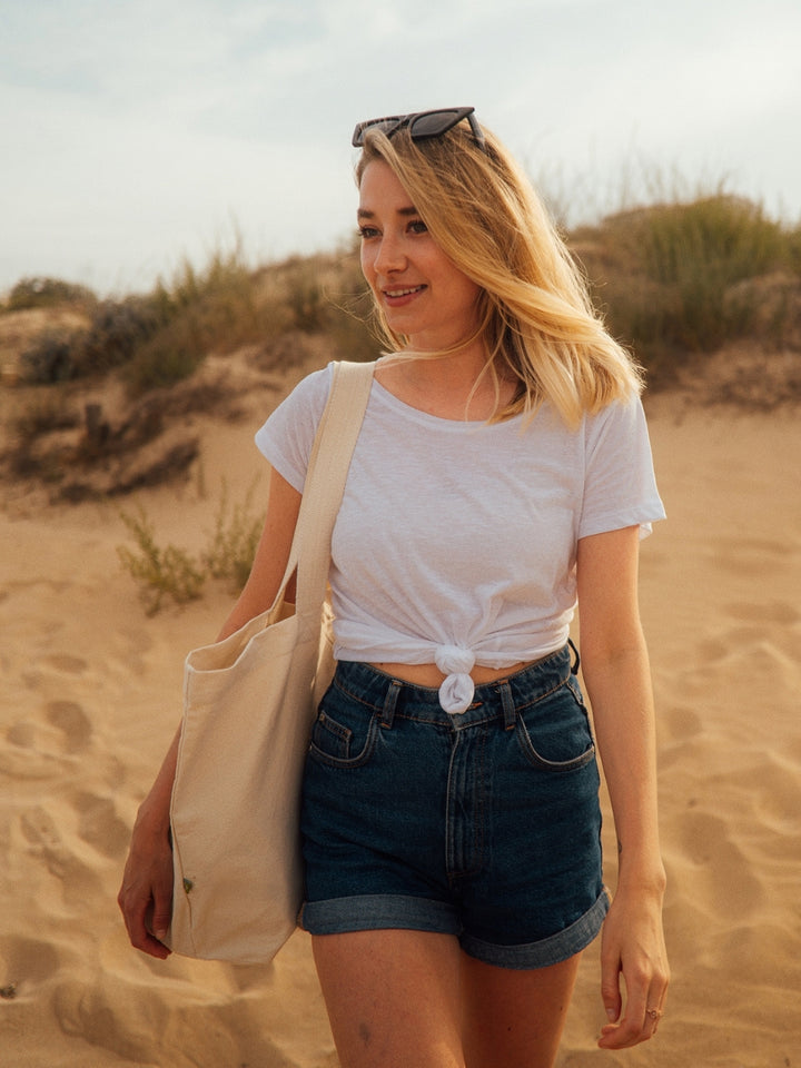 Mia dámské s-lub tričko z biobavlny s kulatým výstřihem bílé holka s taškou na pláži