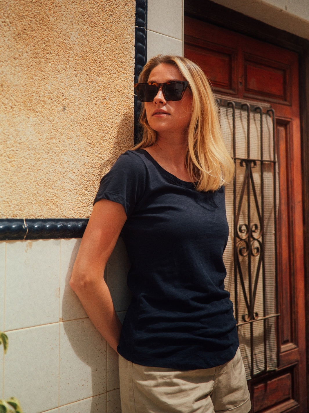 Mia dámské s-lub tričko z biobavlny s kulatým výstřihem námořní modré holka se opírá o zeď