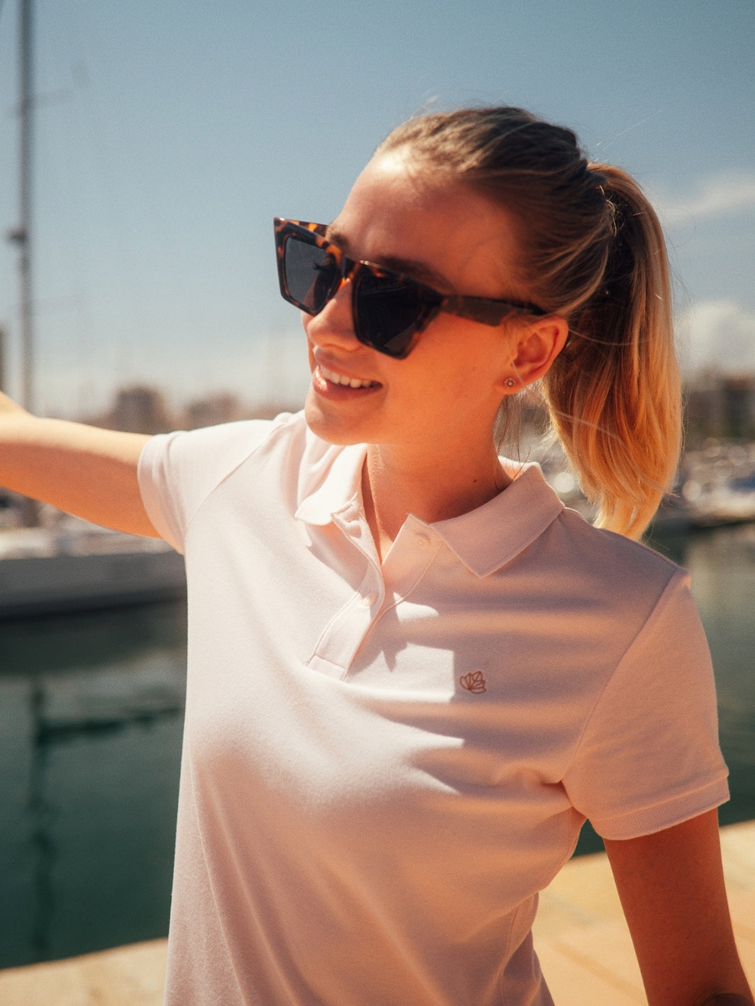 Milano dámské polo tričko z biobavlny růžové žena s brýlemi v přístavu