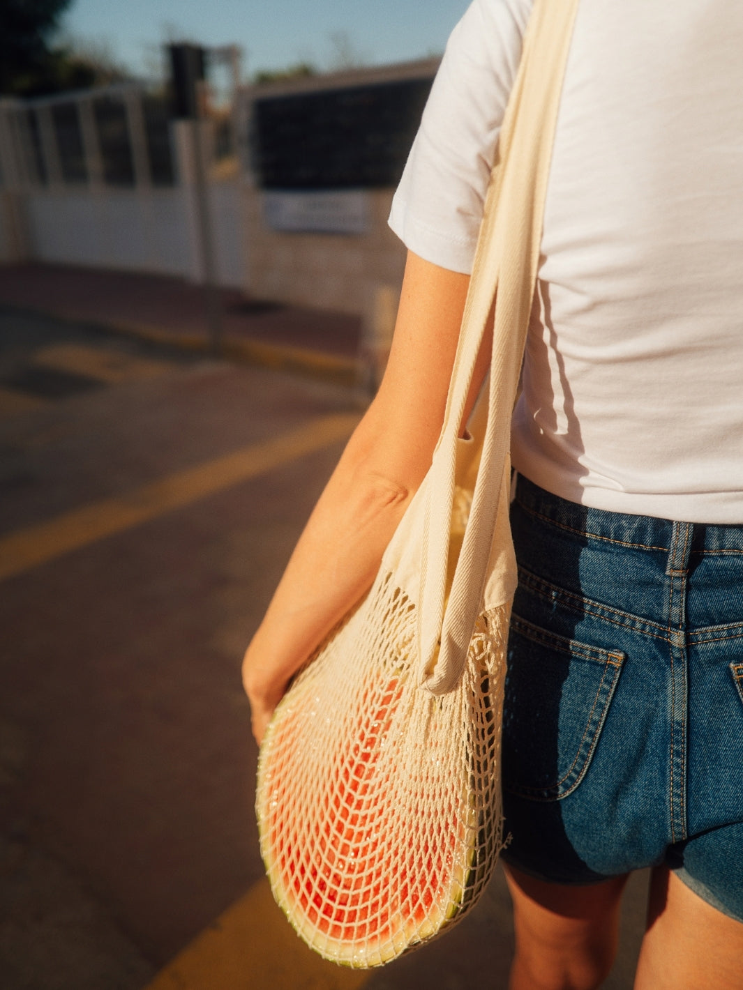 Net síťová taška z biobavlny přírodní nebarvená žena jde z nákupu