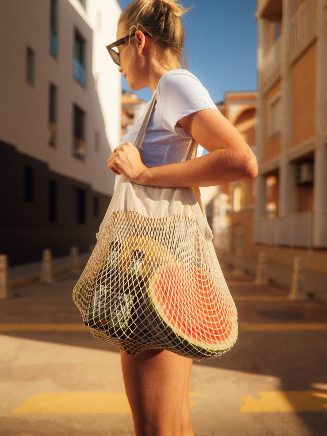 Net síťová taška z biobavlny přírodní nebarvená žena stojí na ulici